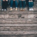 Tonåringar sitter i en trappa, bara benen syns. Foto: Gaelle Marcel/Unsplash