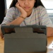 En flicka tittar på en digital läsplatta