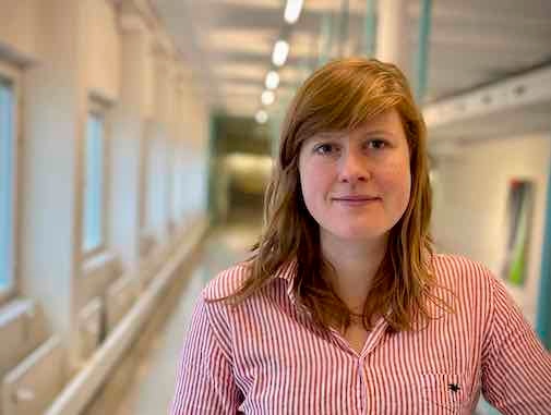 Researcher Maaike van der Vleuten in a corridor at Stockholm university